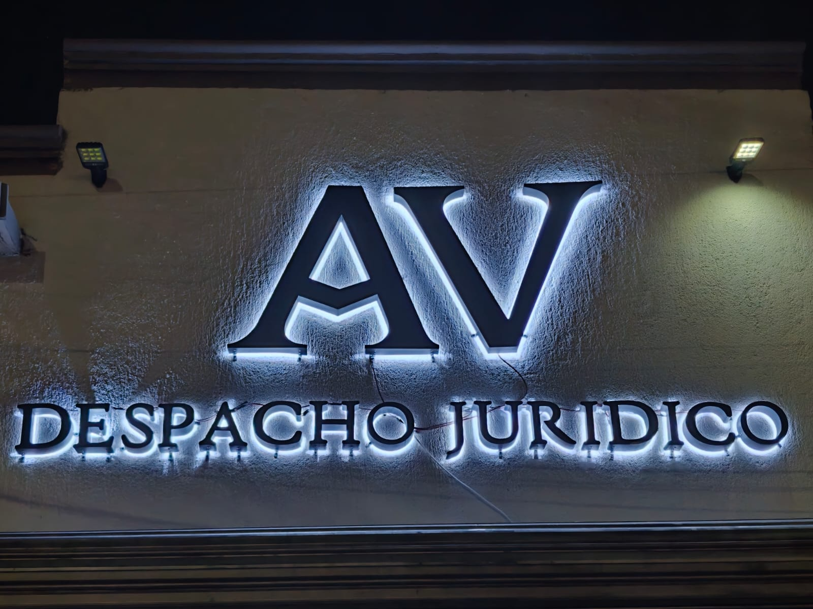 Fachada y letrero de AV Despacho Jurídico