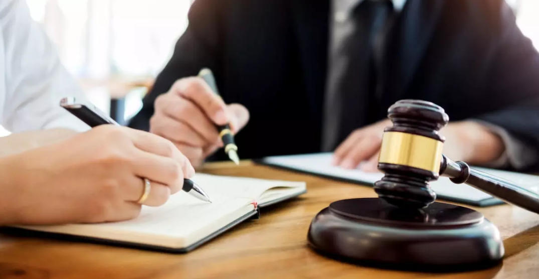 Abogados de AV Despacho Jurídico revisando documentación legal